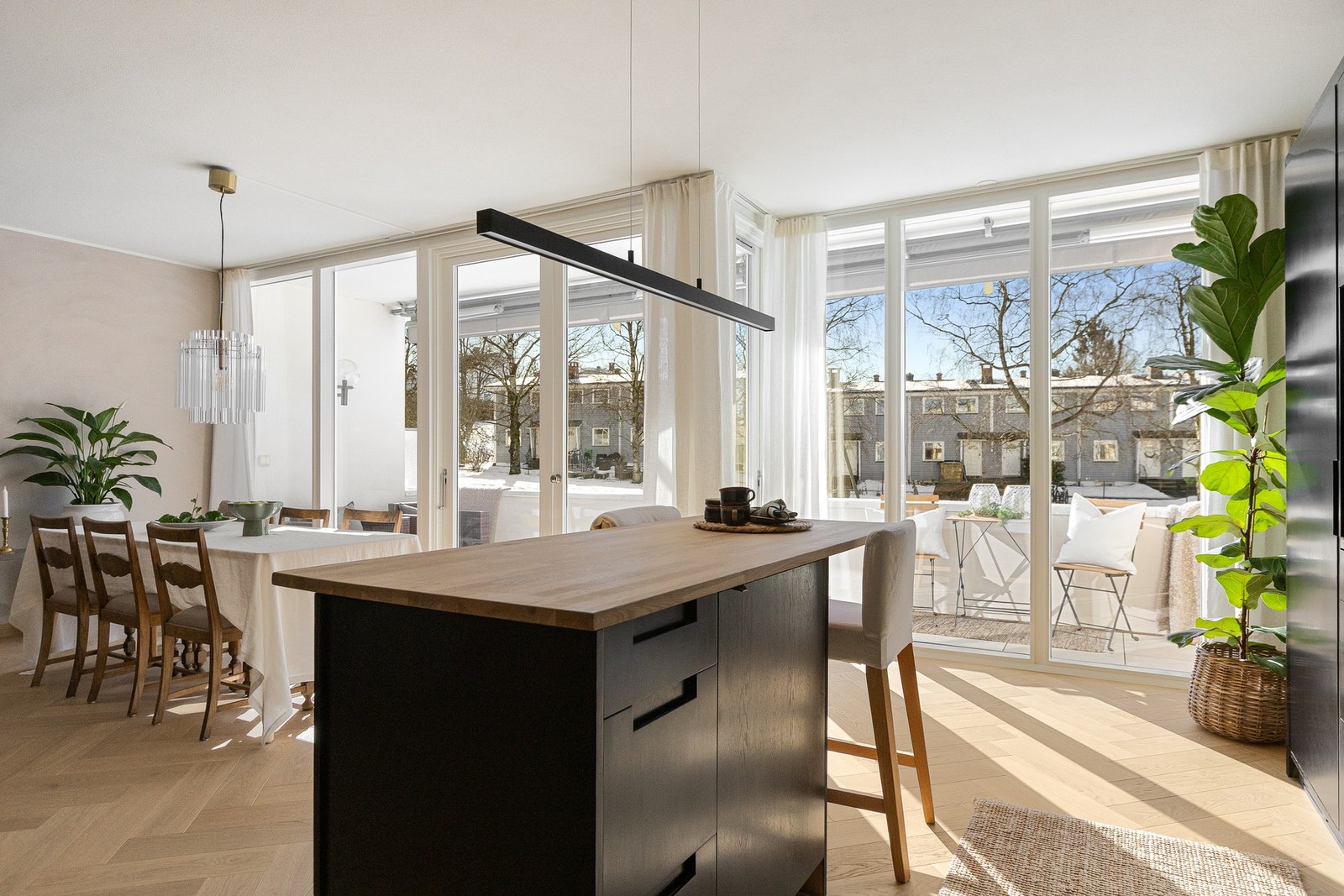 Fra stuen og kjøkken er det utgang til sydvestvendt balkong Galleribilde