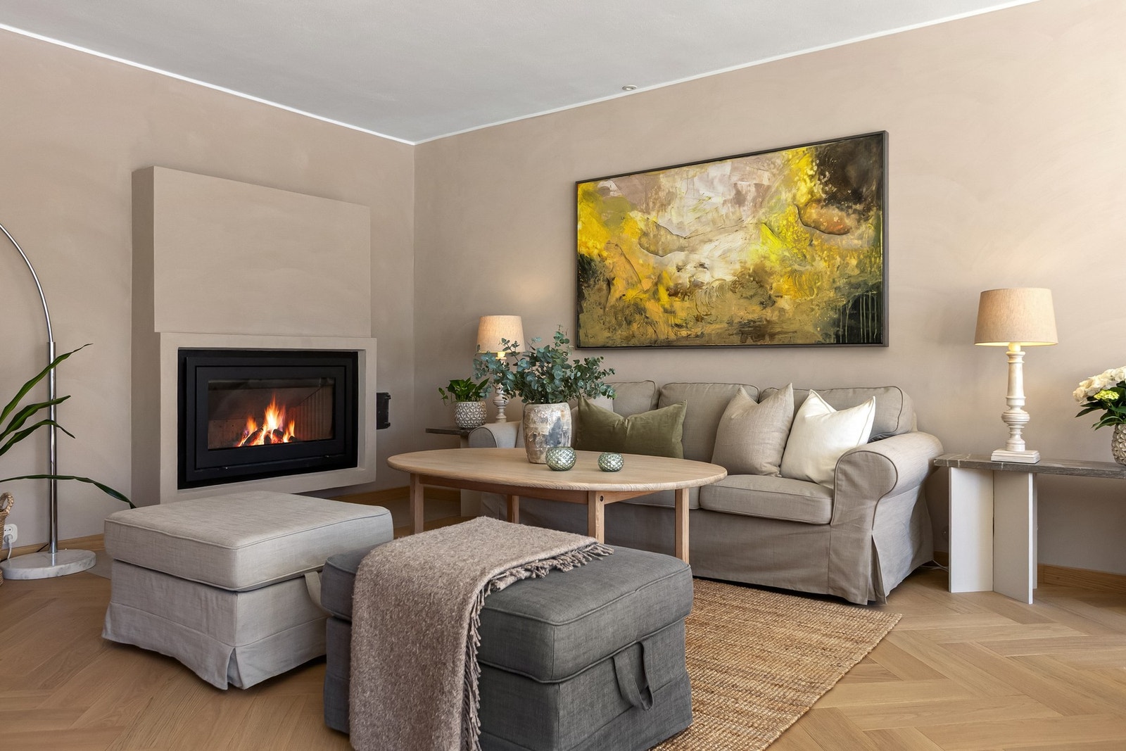 I stue er det en stor delikat peisovn med glassdør for varme og hygge på de kalde dagene Galleribilde