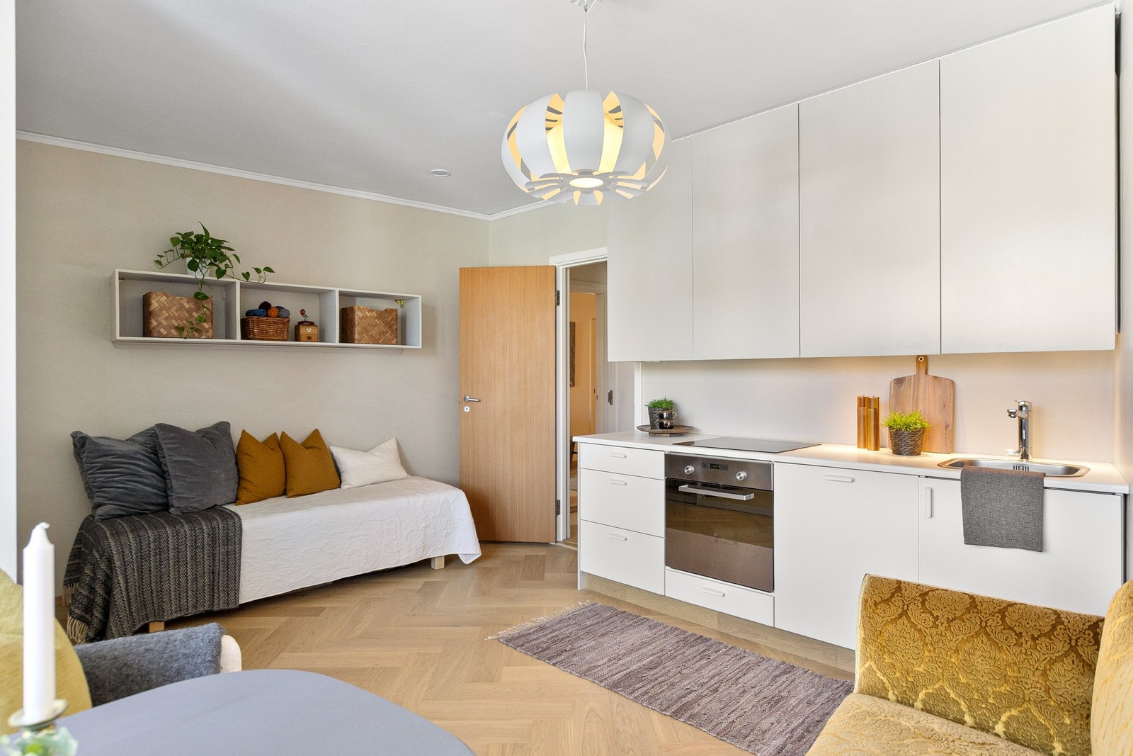 Rommet er utstyr med kjøkken med glatte fronter, laminat benkeplate og integrerte hvitevarer Galleribilde