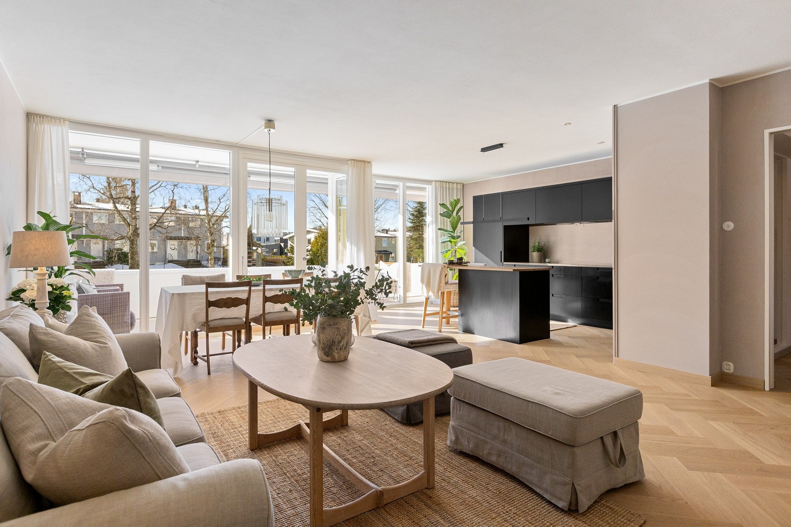 Lys og oppgradert leilighet - 3(4) soverom - Peisovn - Solrike balkonger - Hybel - Garasje - Rolig blindvei Galleribilde