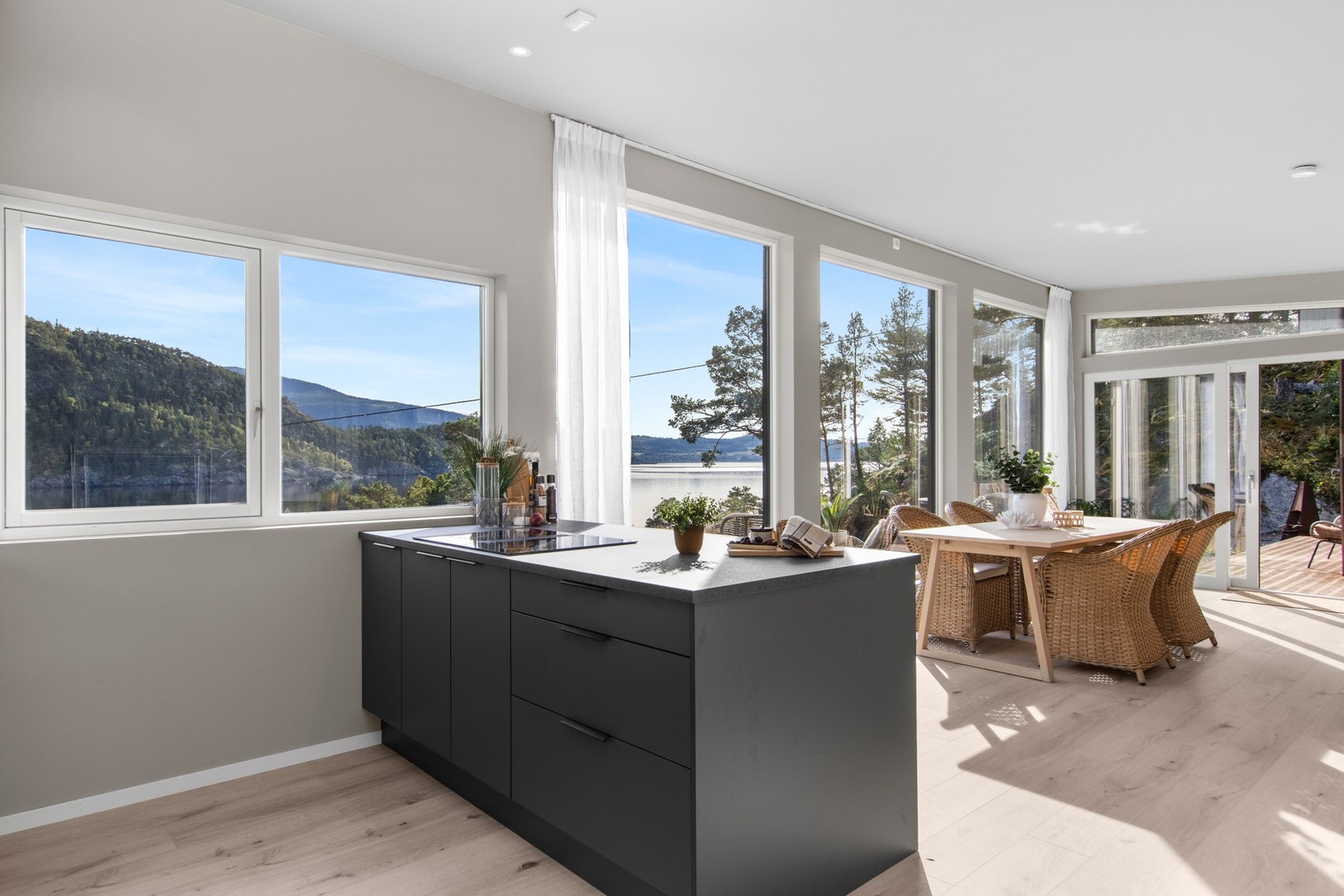 Åpen sone mot naturlig plassering av spisebord. Galleribilde