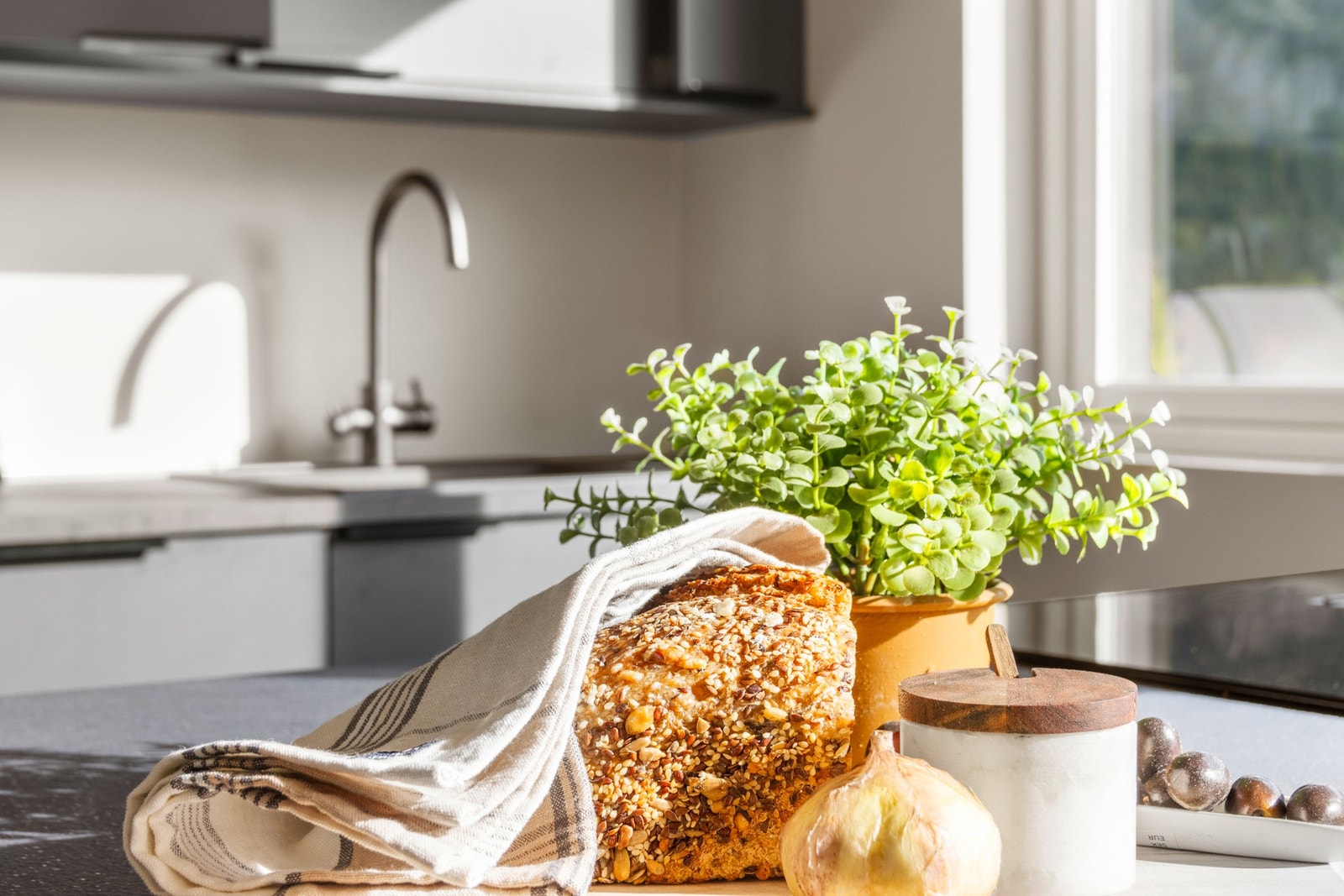 Moderne materialvalg og gjennomført stil i hytta. Galleribilde