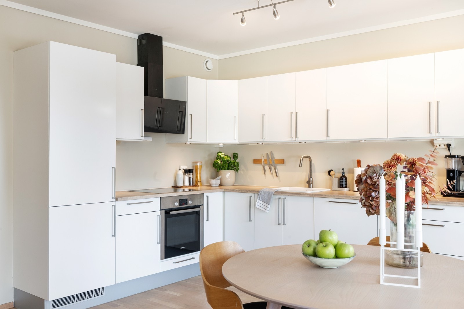 Leiligheten er utstyrt med et pent HTH-kjøkken med integrerte hvitevarer. Galleribilde