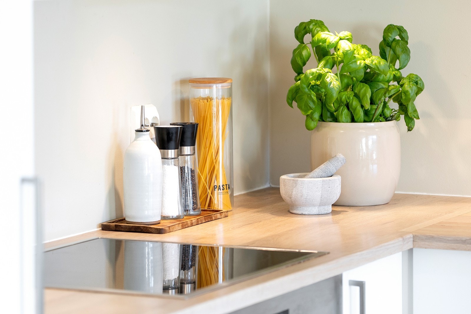 Platetopp nedfelt i kjøkkenbenk. Galleribilde