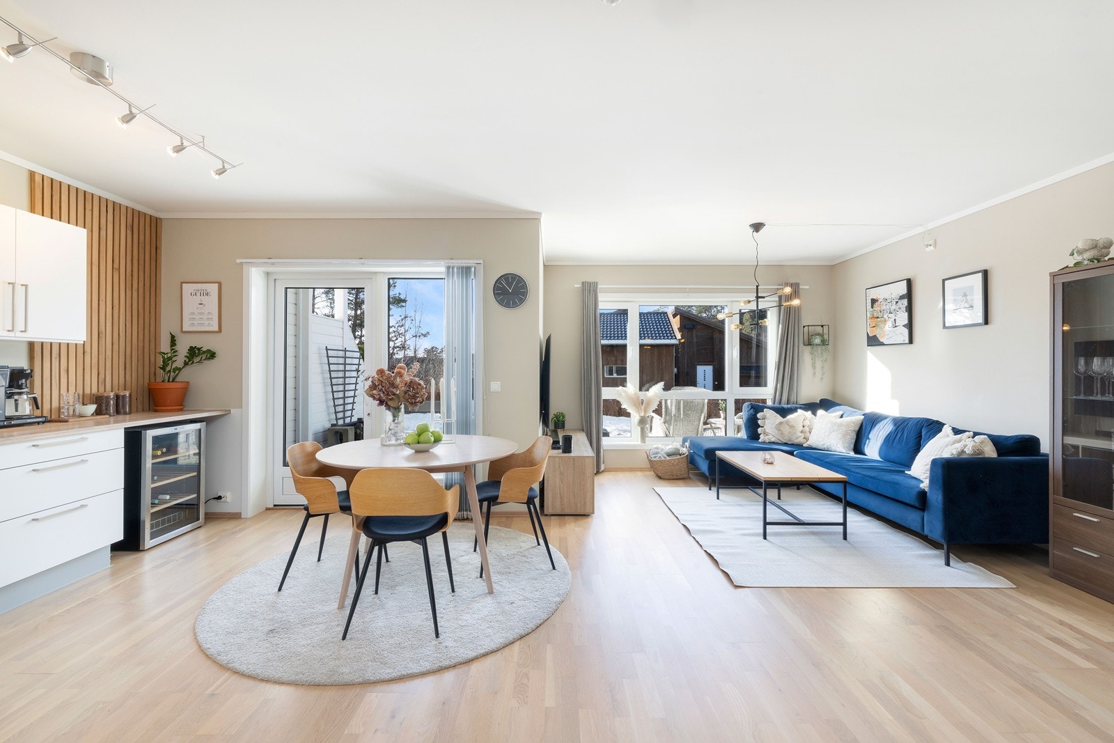 Leiligheten har en romslig stue med åpen kjøkkenløsning. Galleribilde