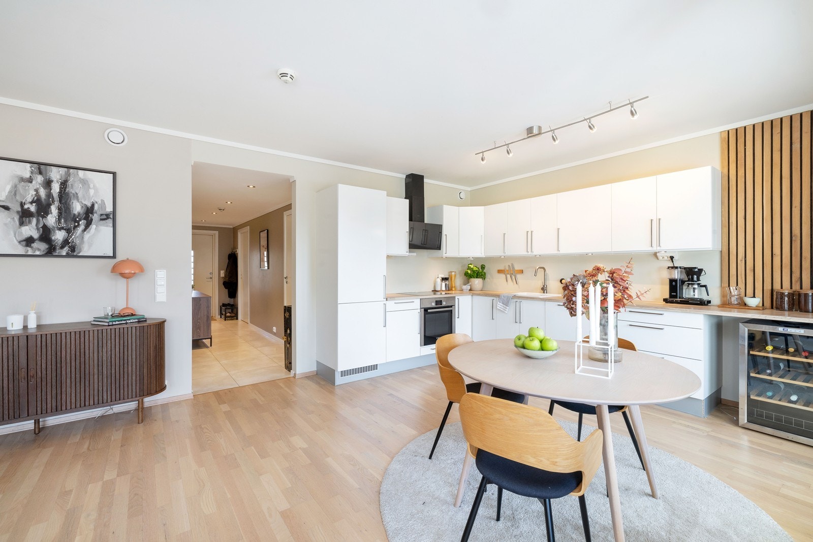 Det er god plass til spisegruppe i tilknytning til kjøkken. Spisegruppen kan også plasseres mot vegg nærmere peisen for en enda mer åpen følelse i rommet. Galleribilde