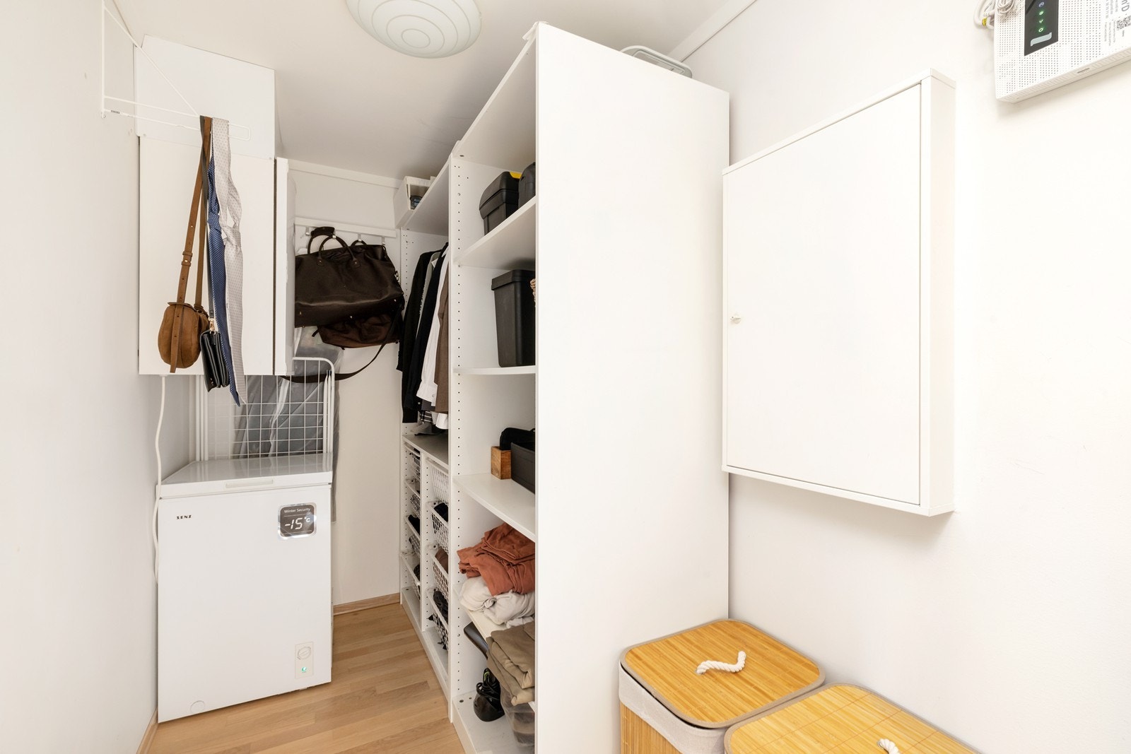 Innvendig bod/teknisk rom. Rommet fungerer fint som både bod og eventuelt garderrobe. Galleribilde