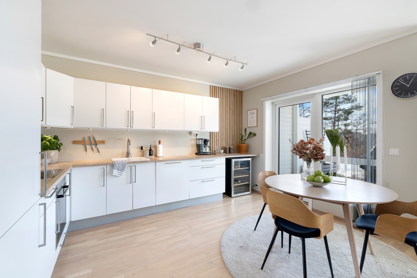 Kjøkkenet har godt naturlig lysinnslipp gjennom terrassedør og vindu. Galleribilde