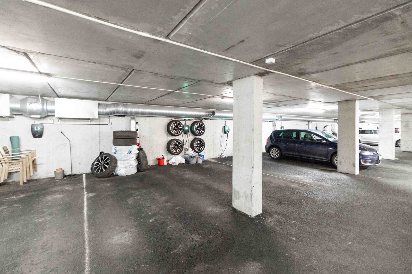 Med leiligheten følger det garasjeplass i felles lukket anlegg. Adkomst til garasje via både heis og trapp. Galleribilde
