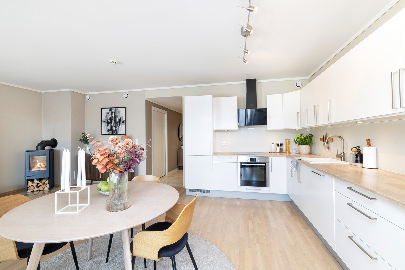 Tilbake inn på kjøkkenet. Galleribilde