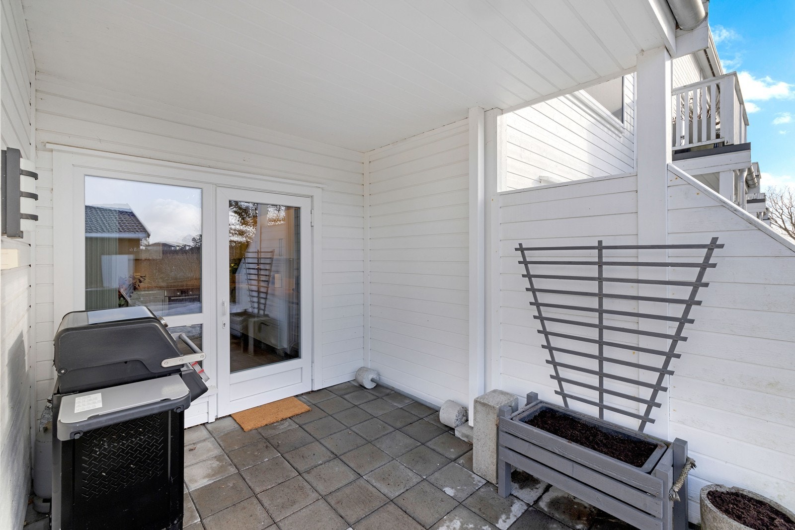 Under overbygget er det både lys og strømuttak som eksempelvis kan brukes til varmelampe for å forlenge utesesongen. Galleribilde