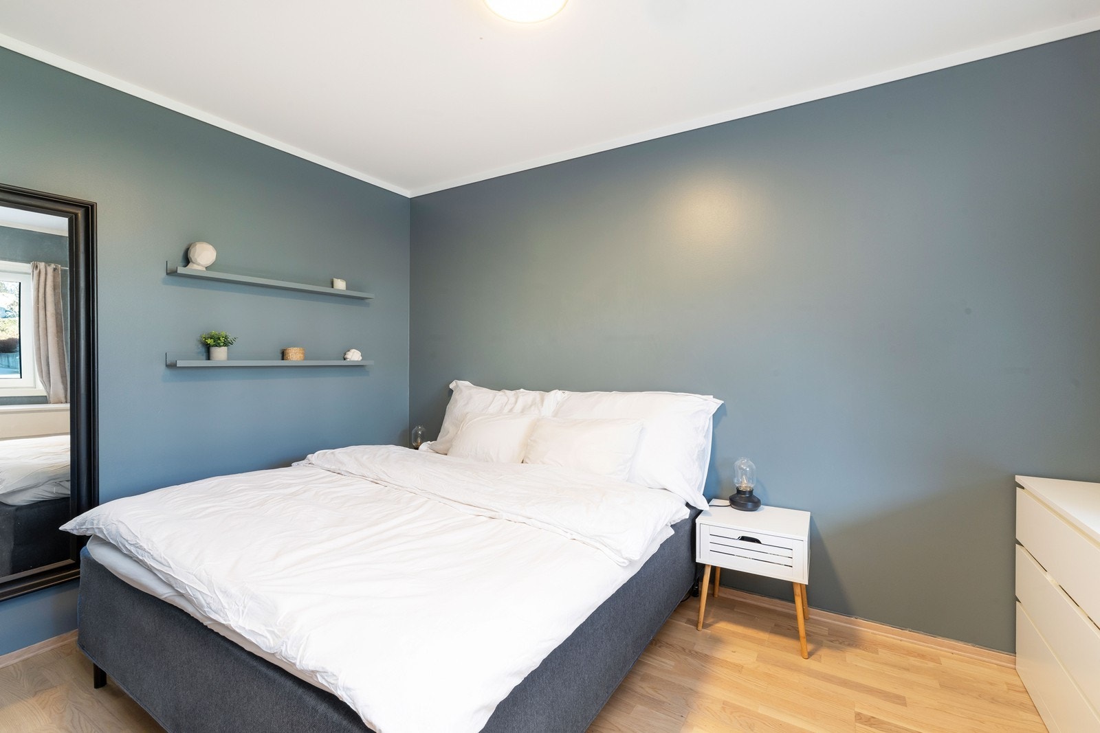 På soverommet er det god plass til både seng og garderrobeløsning. Galleribilde