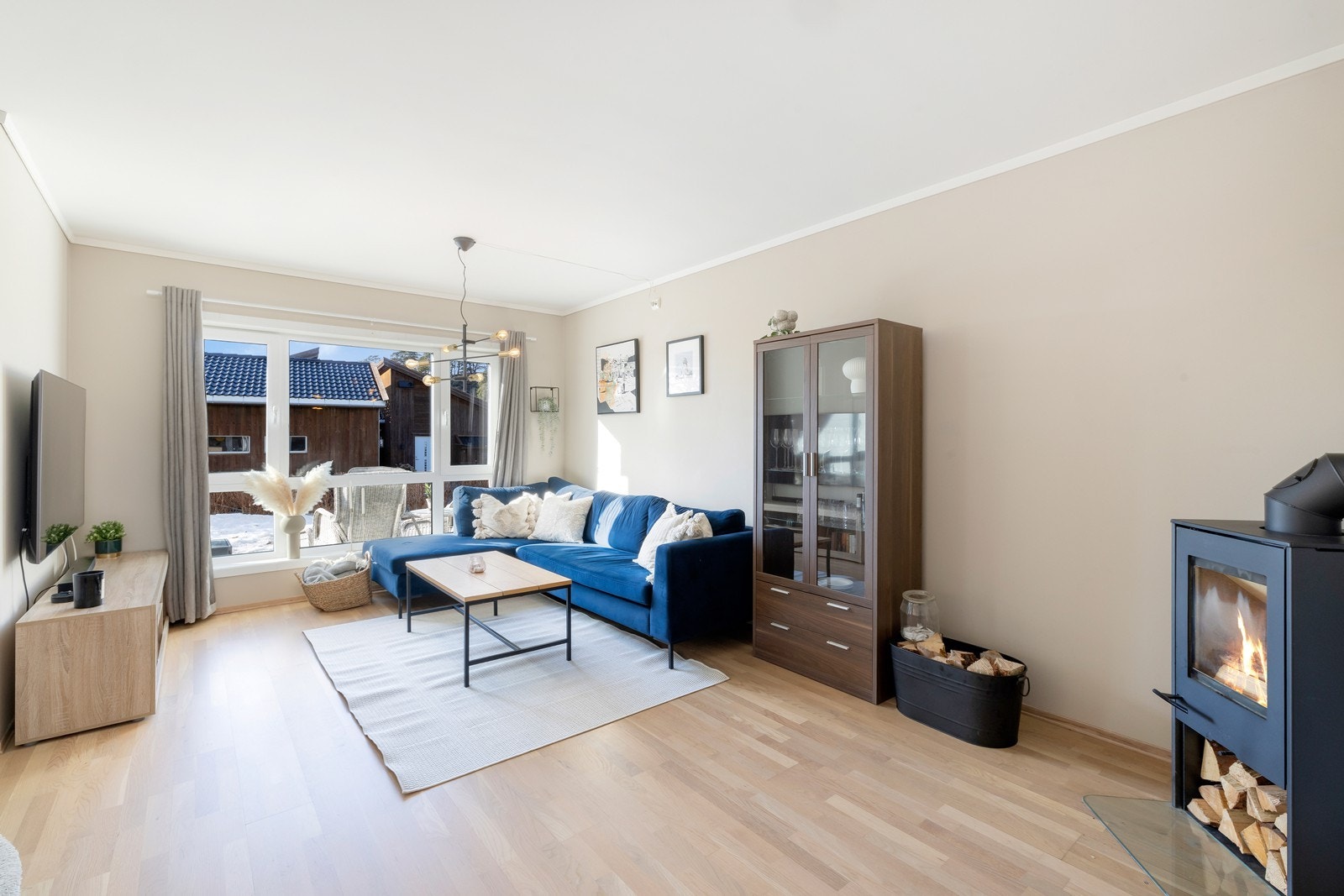 Stuen går i vinkel, så her er det enkelt å dele av spisestue og TV-stue. Galleribilde