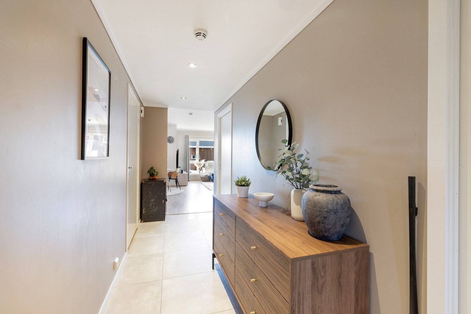 Her kommer du inn i en pen flislagt gang med slette og tidsriktige overflater. Galleribilde