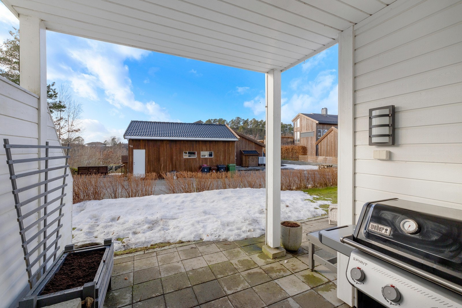 Leiligheten har en romslig og delvis overbygget terrasse. Galleribilde