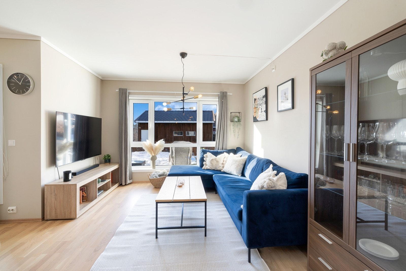 Store vindusflater i stue. Galleribilde