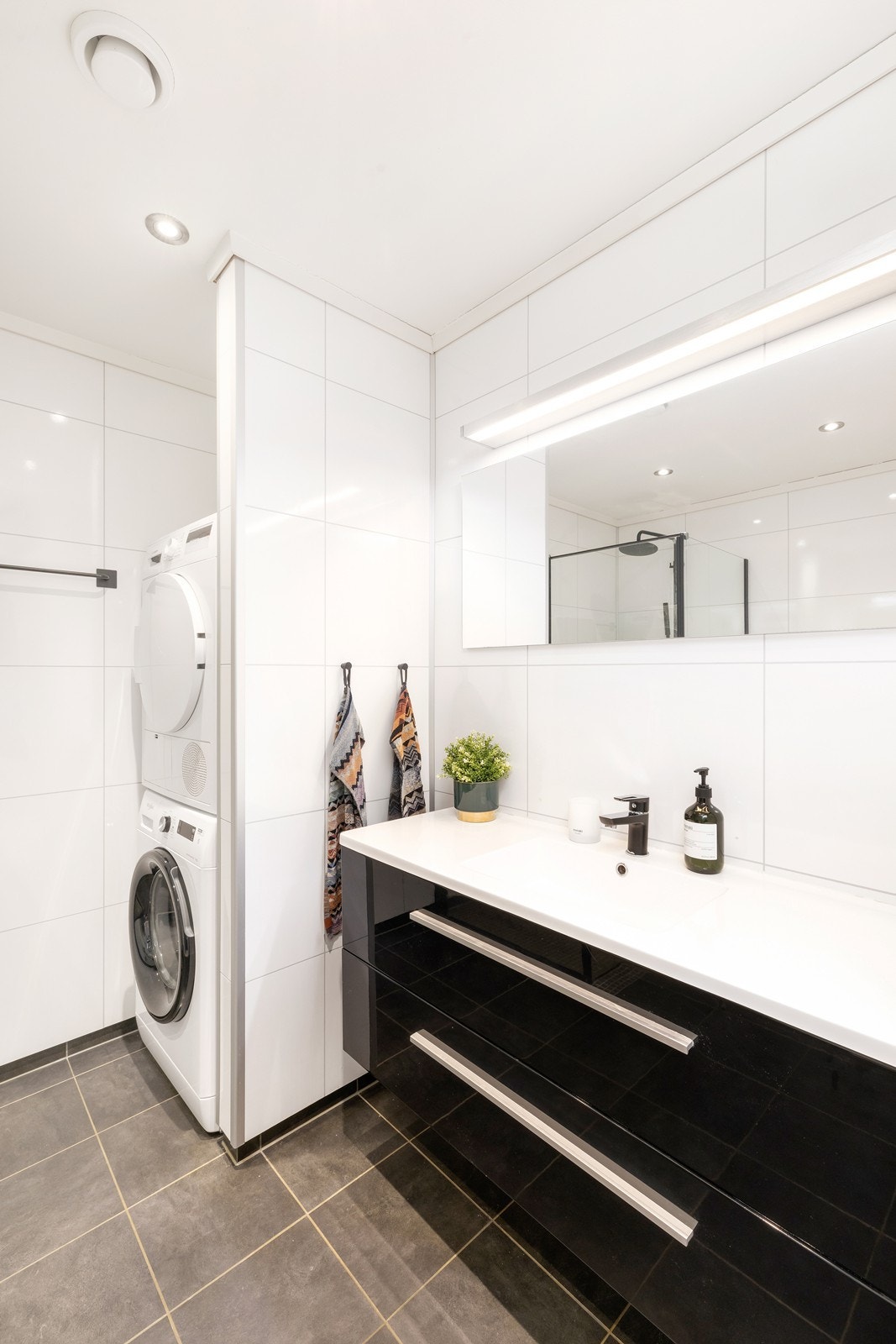 Romslig servantmøbel med speil over. Galleribilde