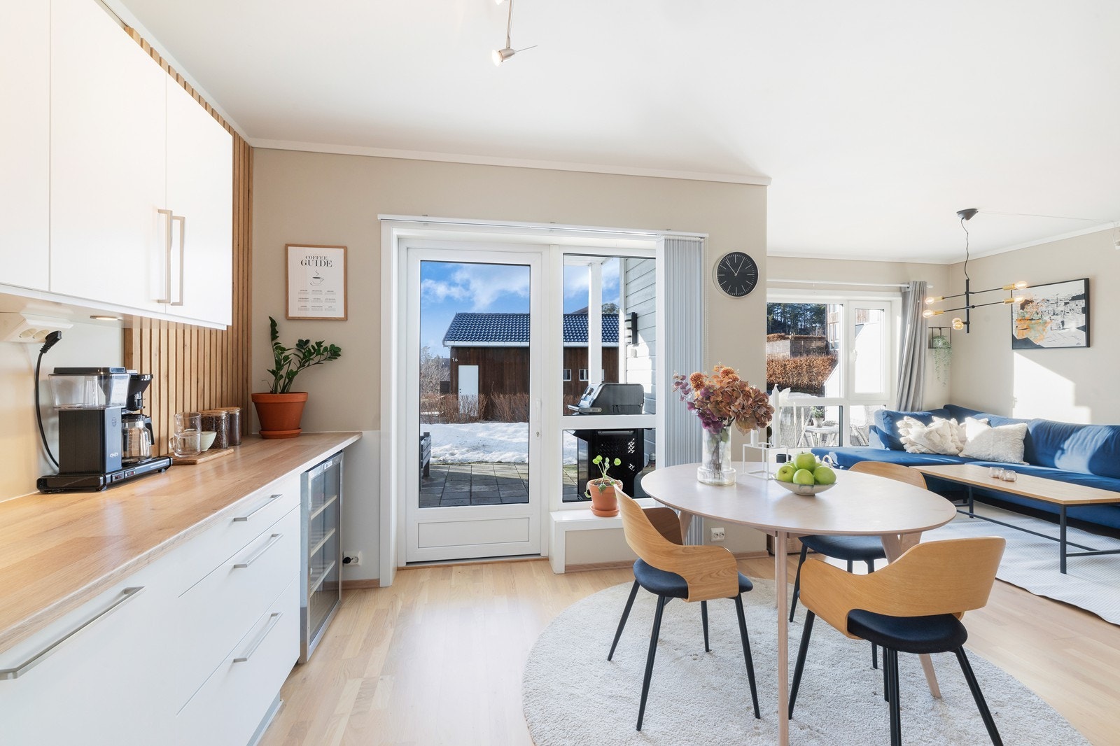 Fra kjøkkenet er det videre adkomst til terrasse. Galleribilde