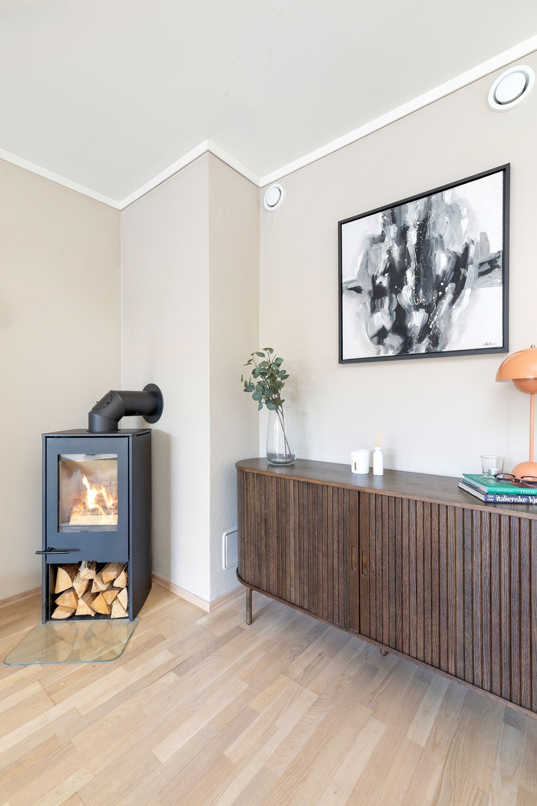 Peisen er plassert i hjørnet av stuen. Galleribilde