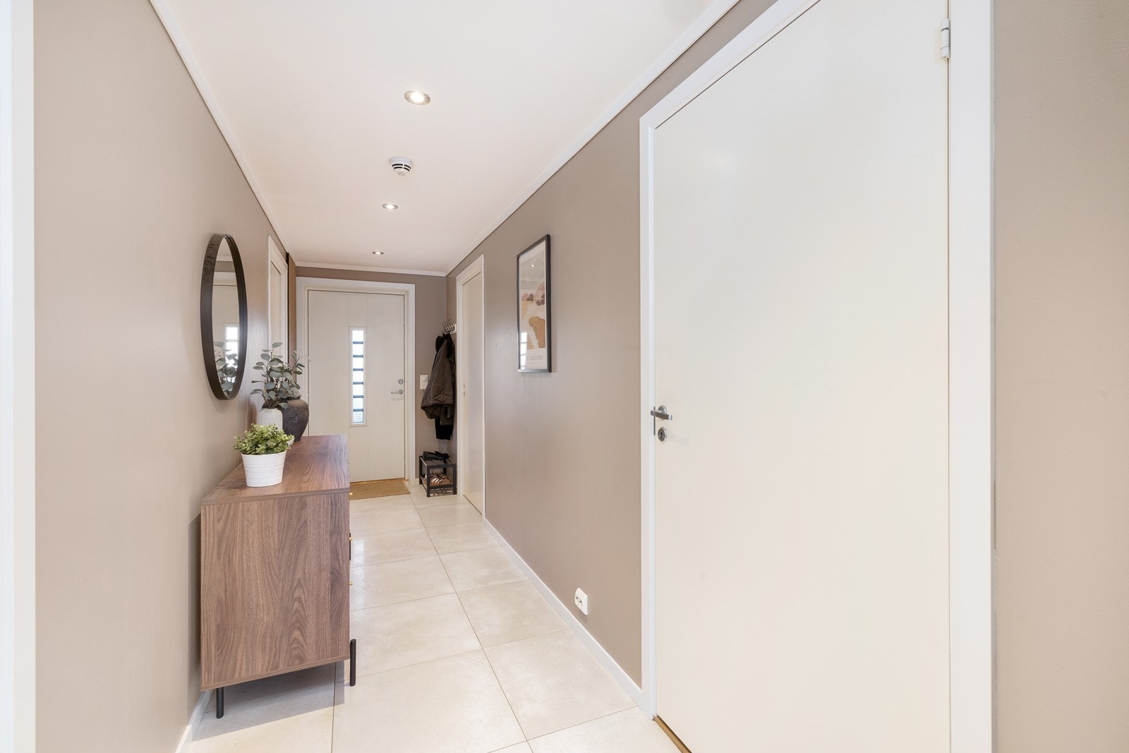 I gangen er det god plass til å henge av seg klær. Galleribilde