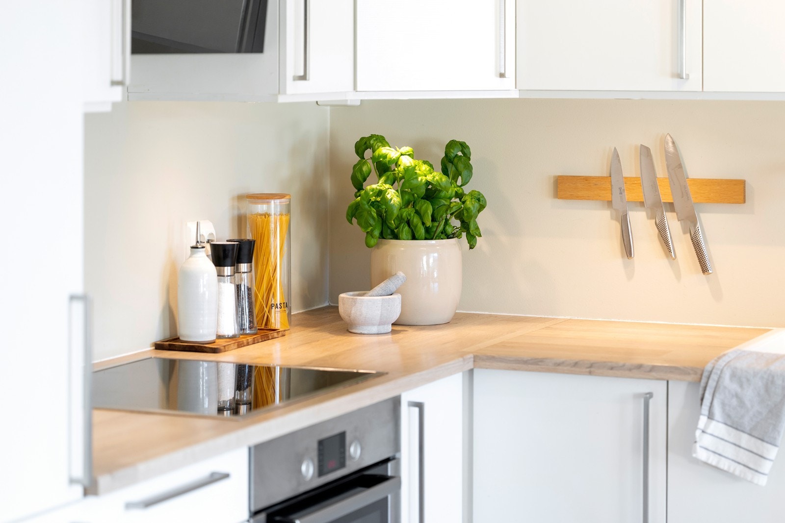 Her har du god skap- og benkeplass. Galleribilde