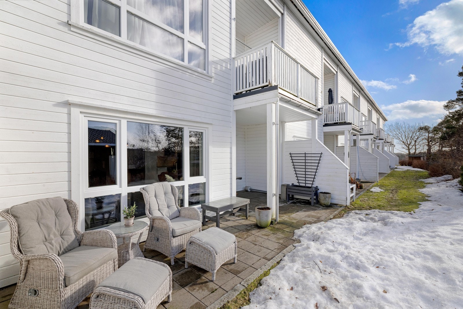 Terrassen har gode solforhold om ettermiddag og kveld sommerstid. Galleribilde