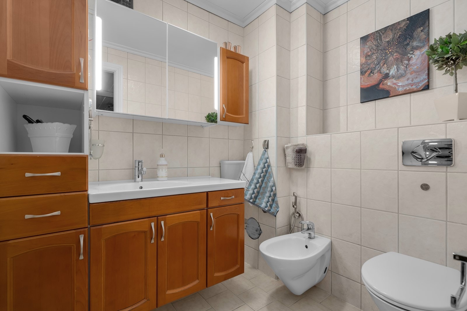 Bad/vaskerom har flislagte vegger og gulv med elektriske varmekabler Galleribilde