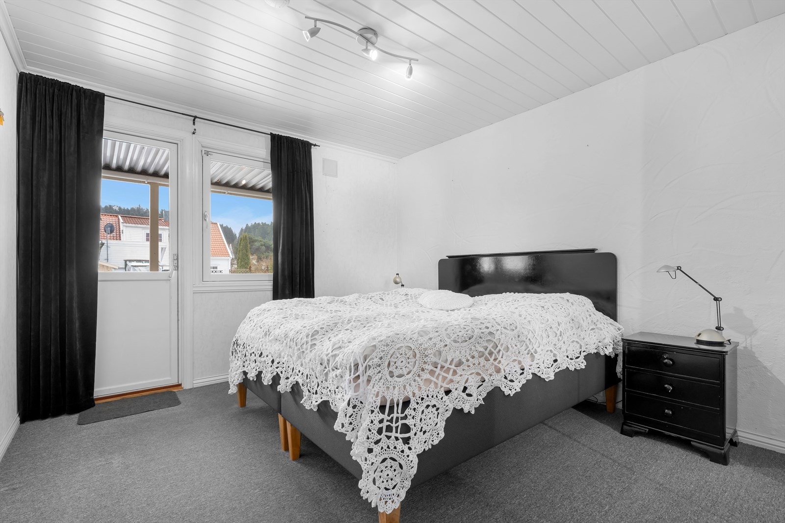 Soverom med utgang til terrasse og hagen Galleribilde