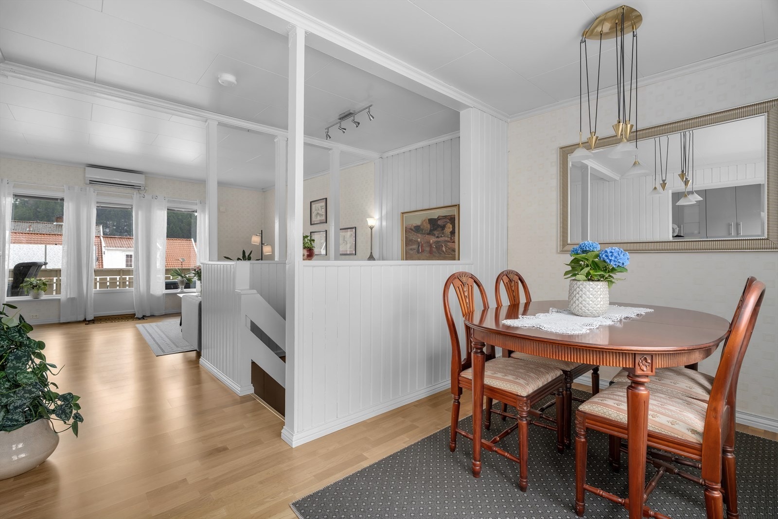 Stuen har en spisestuedel Galleribilde