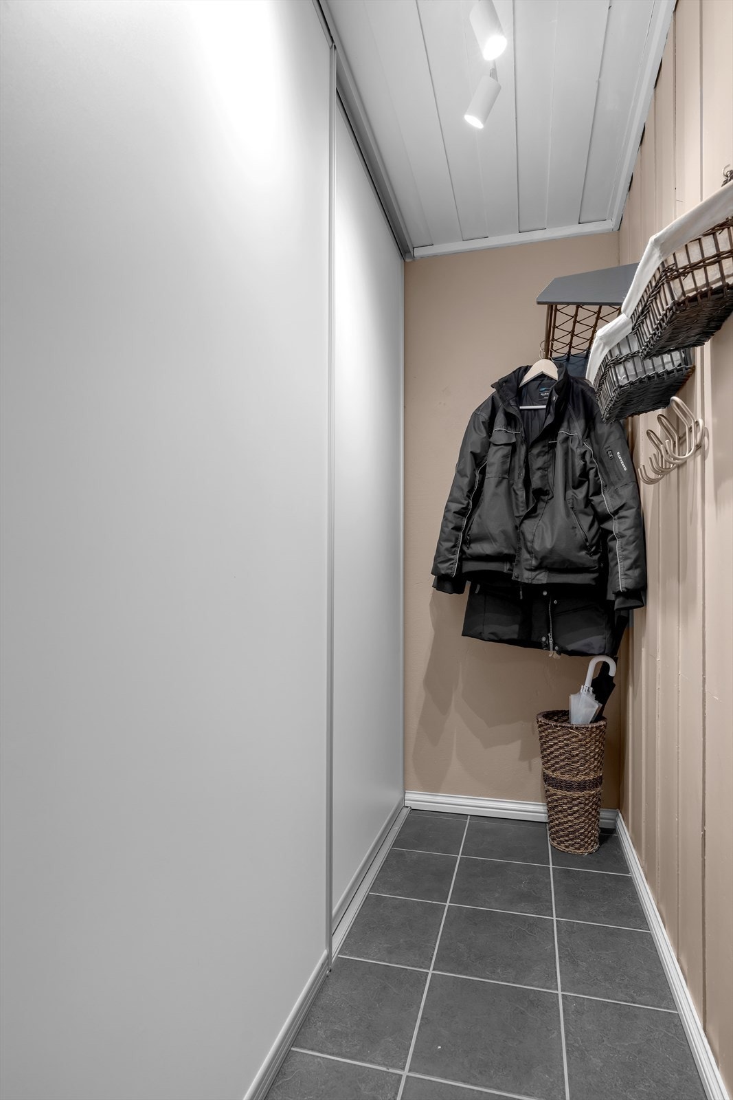 Entreèn har god plass til klær og sko Galleribilde