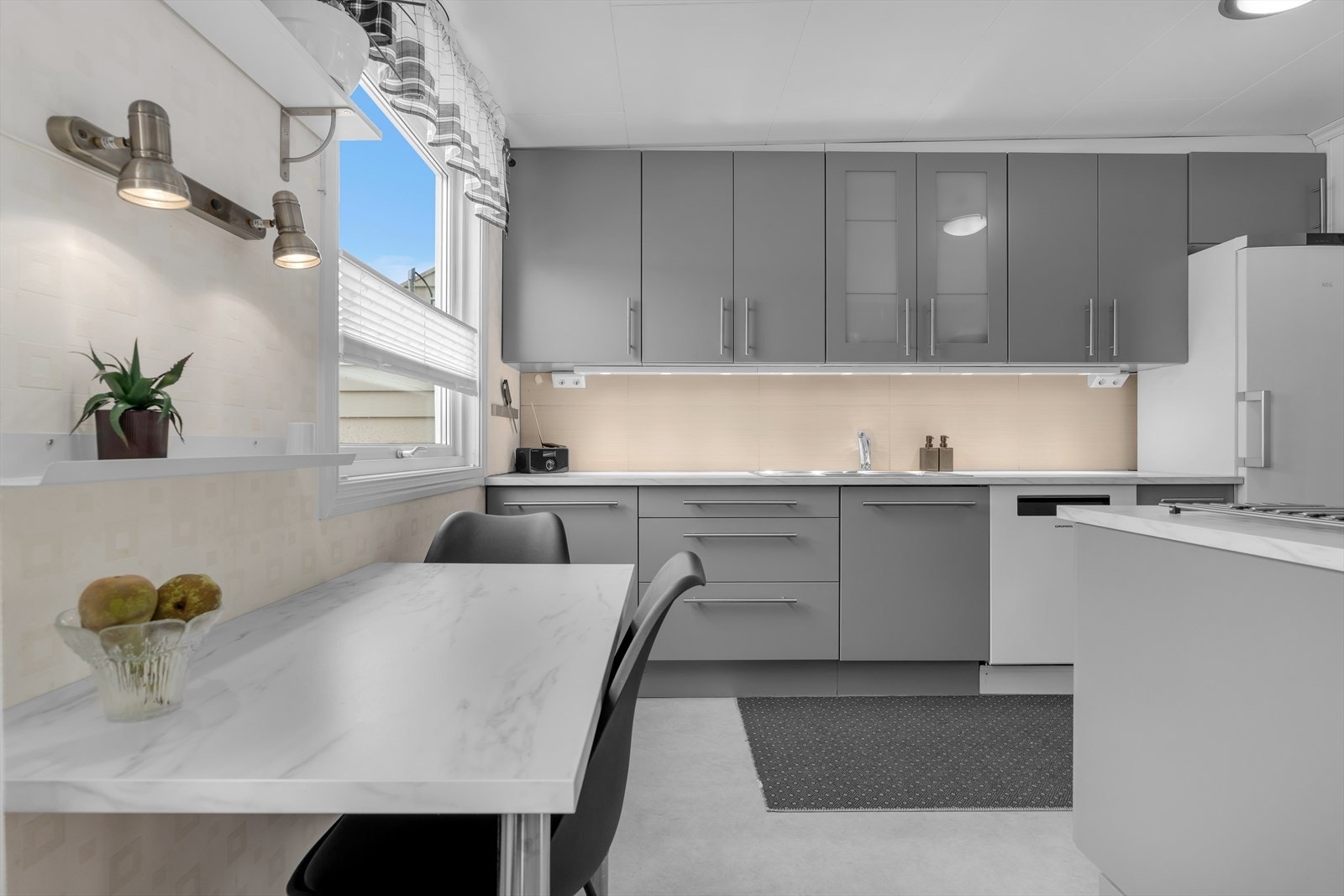 Kjøkkenet er utstyrt med Ikeainnredning med glatte fronter og en laminat benkeplate. Fronter ble sprøytelakkert i 2021 Galleribilde