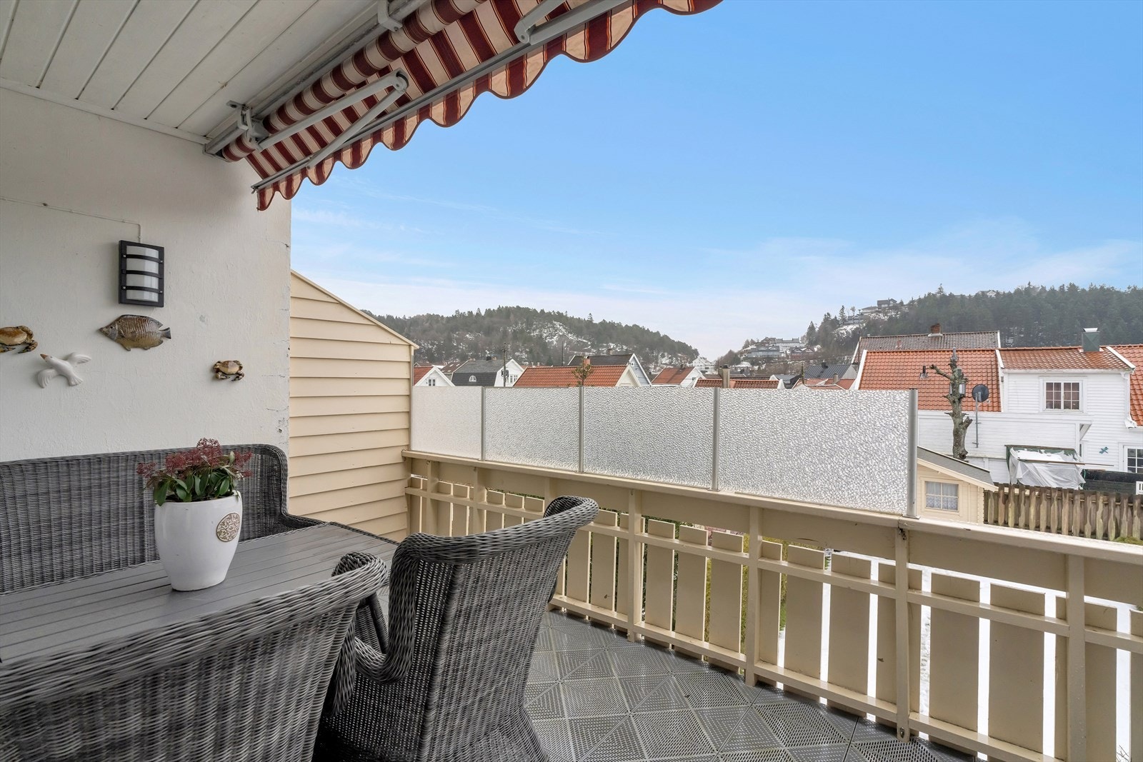 Terrassen har elektrisk markise Galleribilde