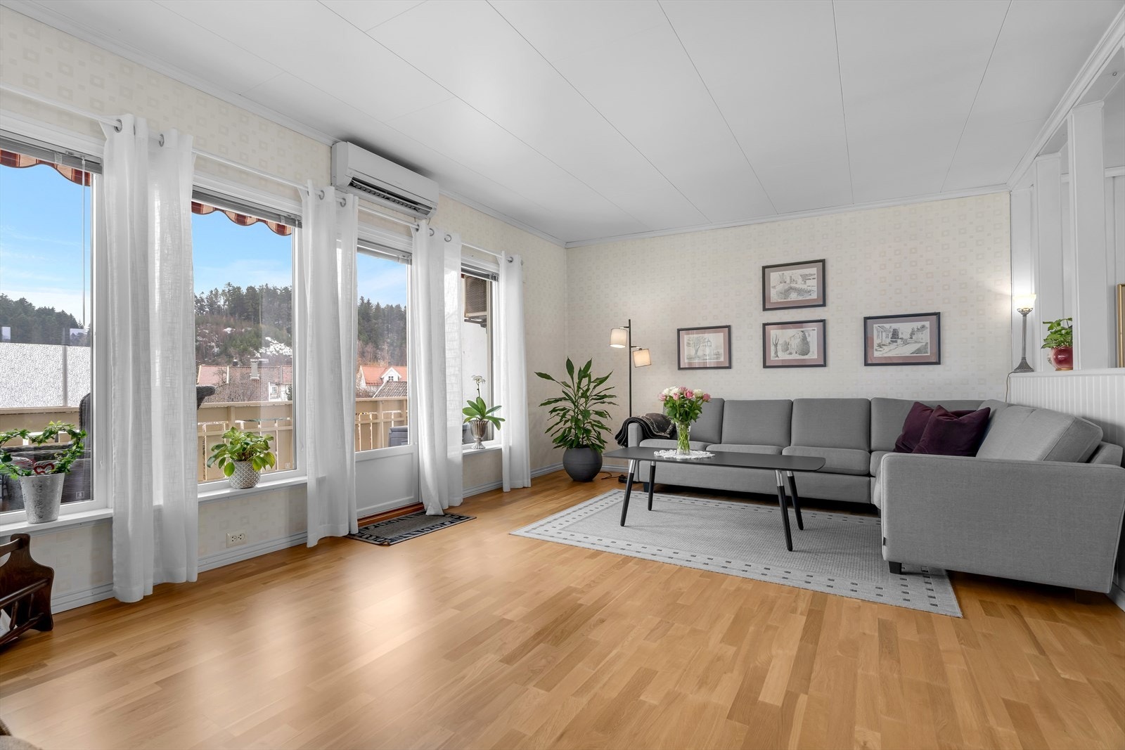 Romslig og lys stue med utgang til terrasse Galleribilde