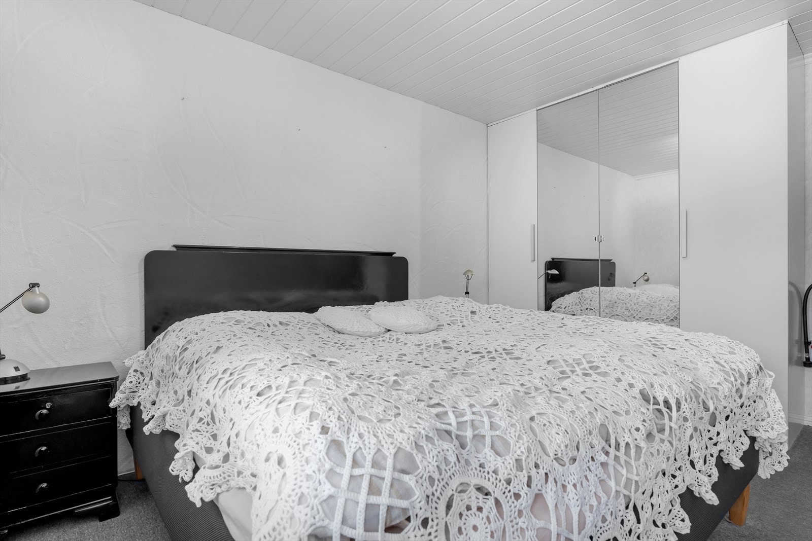 Soverommet har garderobeskap Galleribilde