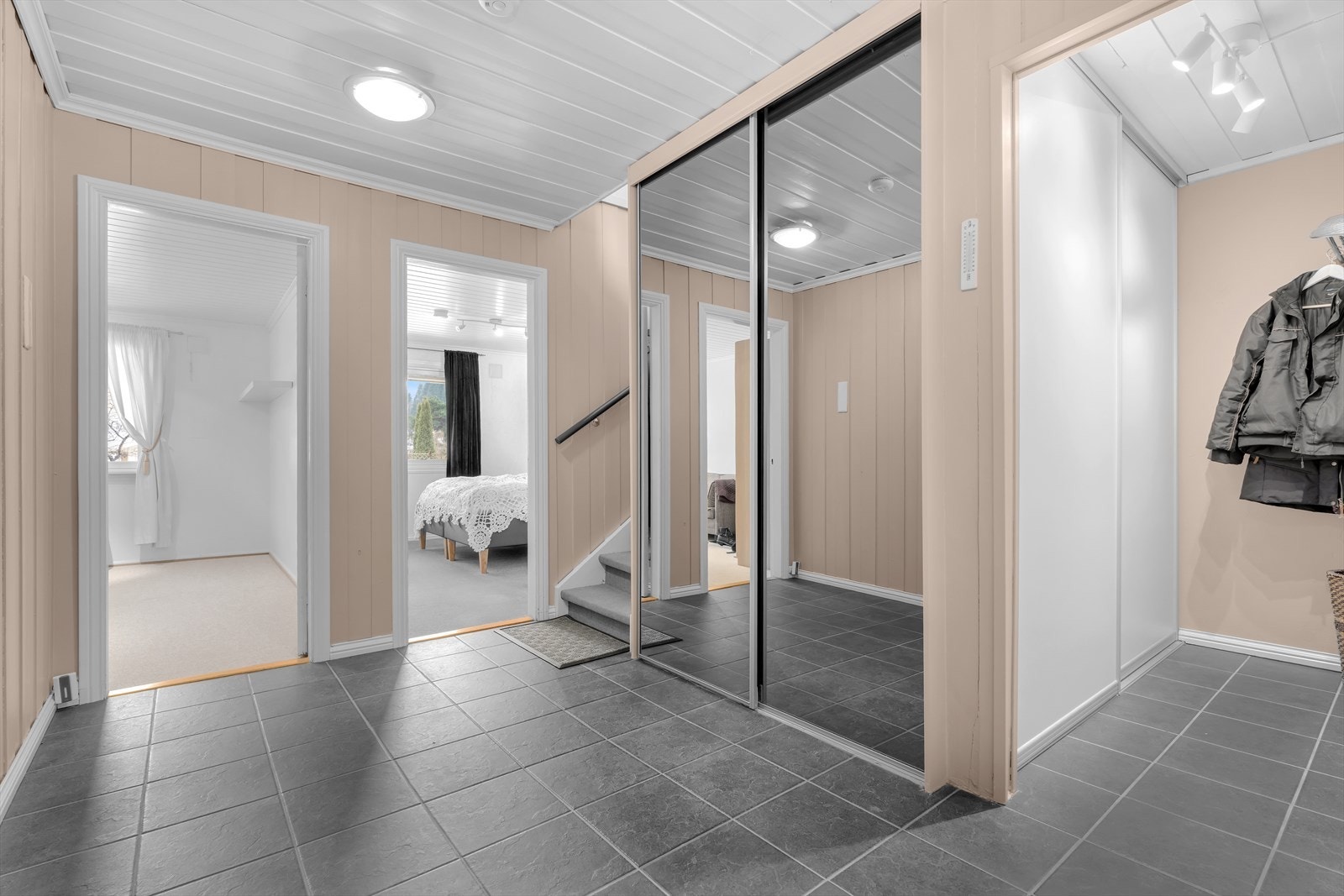 Hall med garderobeskap Galleribilde