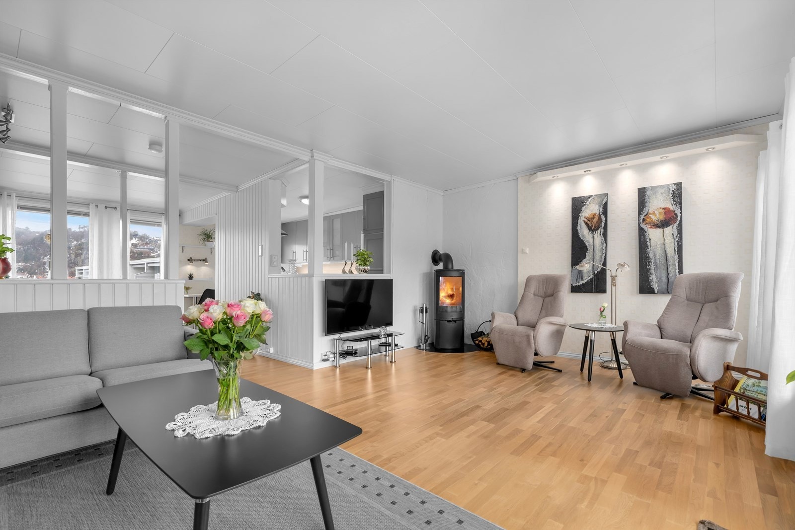 Stuen har peisovn og varmepumpe Galleribilde