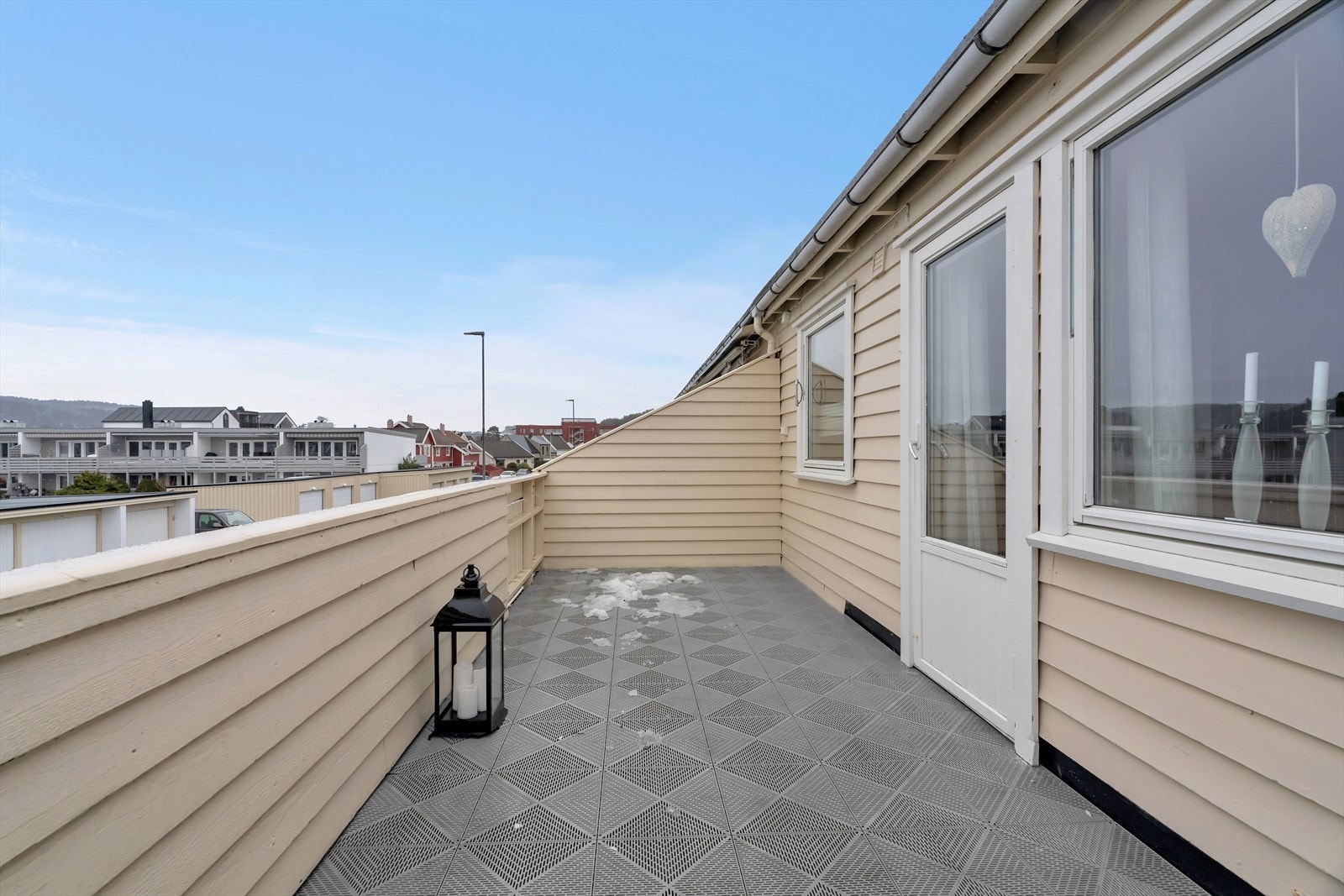 Terrasser er belagt med praktiske plastfliser for enkelt vedlikehold. Galleribilde