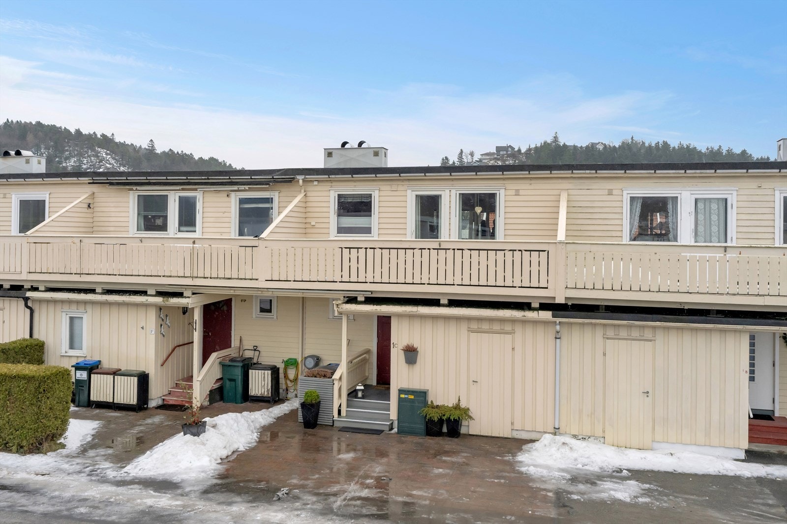 Steinlagt inngangsparti som skaper et ryddig og tiltalende helhetsinntrykk. Galleribilde