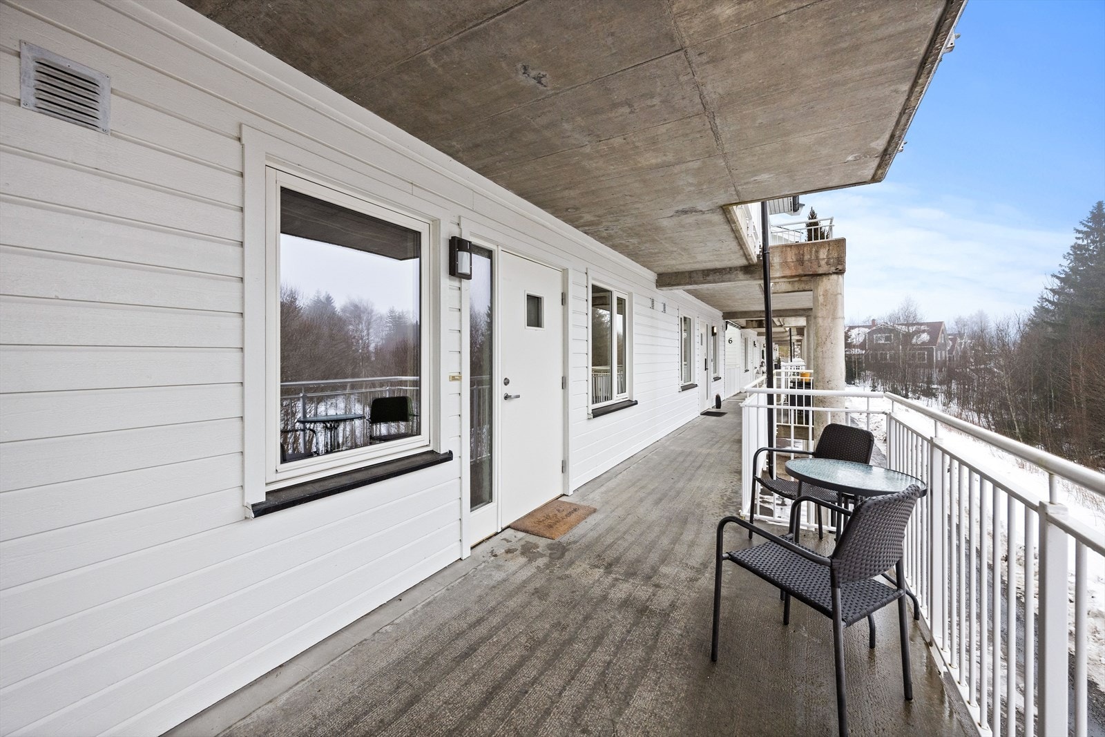 Leiligheten ligger i 1. etasje (carport og boder under), og har adkomst via felles svalgang. Det er heisadkomst fra bakkeplan. Galleribilde