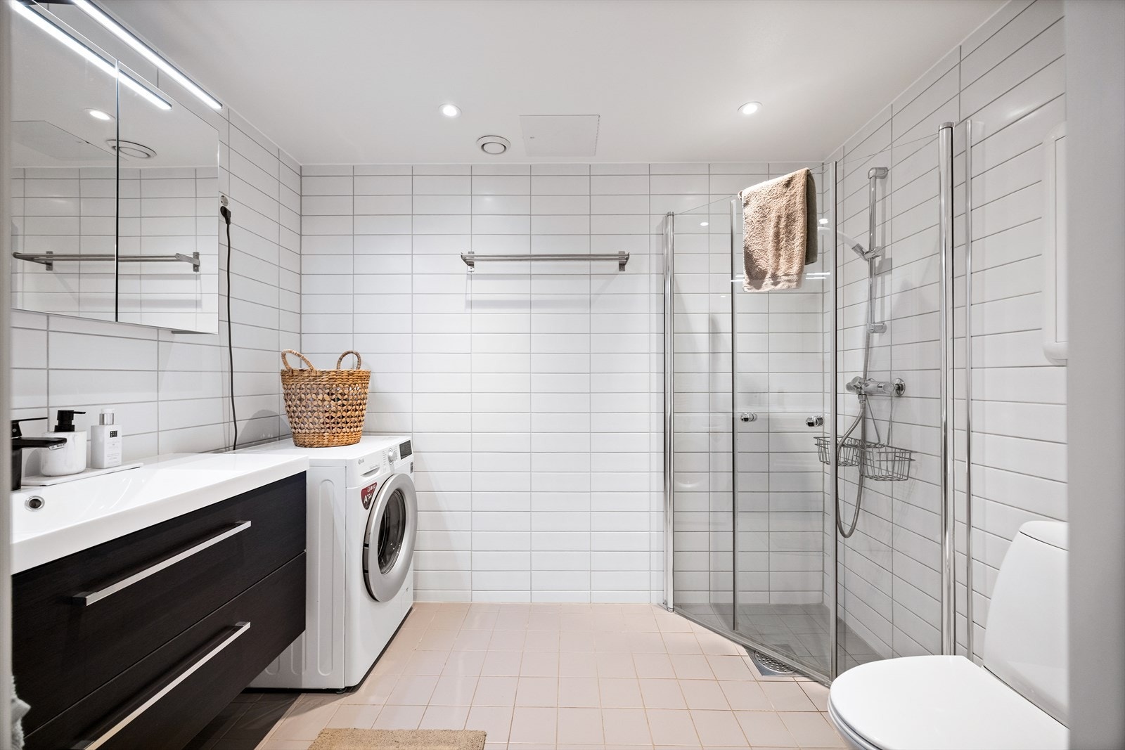 Romslig og pent bad med fliser, gulvvarme og mekanisk avtrekk. Galleribilde