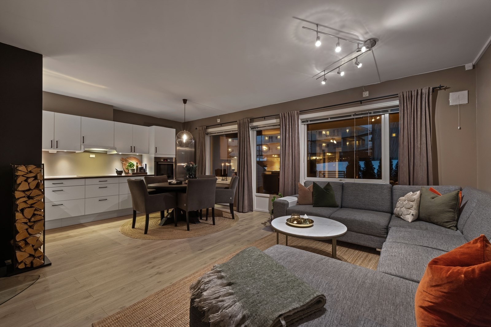 Velkommen til en innbydende 3-roms selveierleilighet i Kanalen 5, presentert av Kristian B. Hansen v/ Proaktiv. Galleribilde