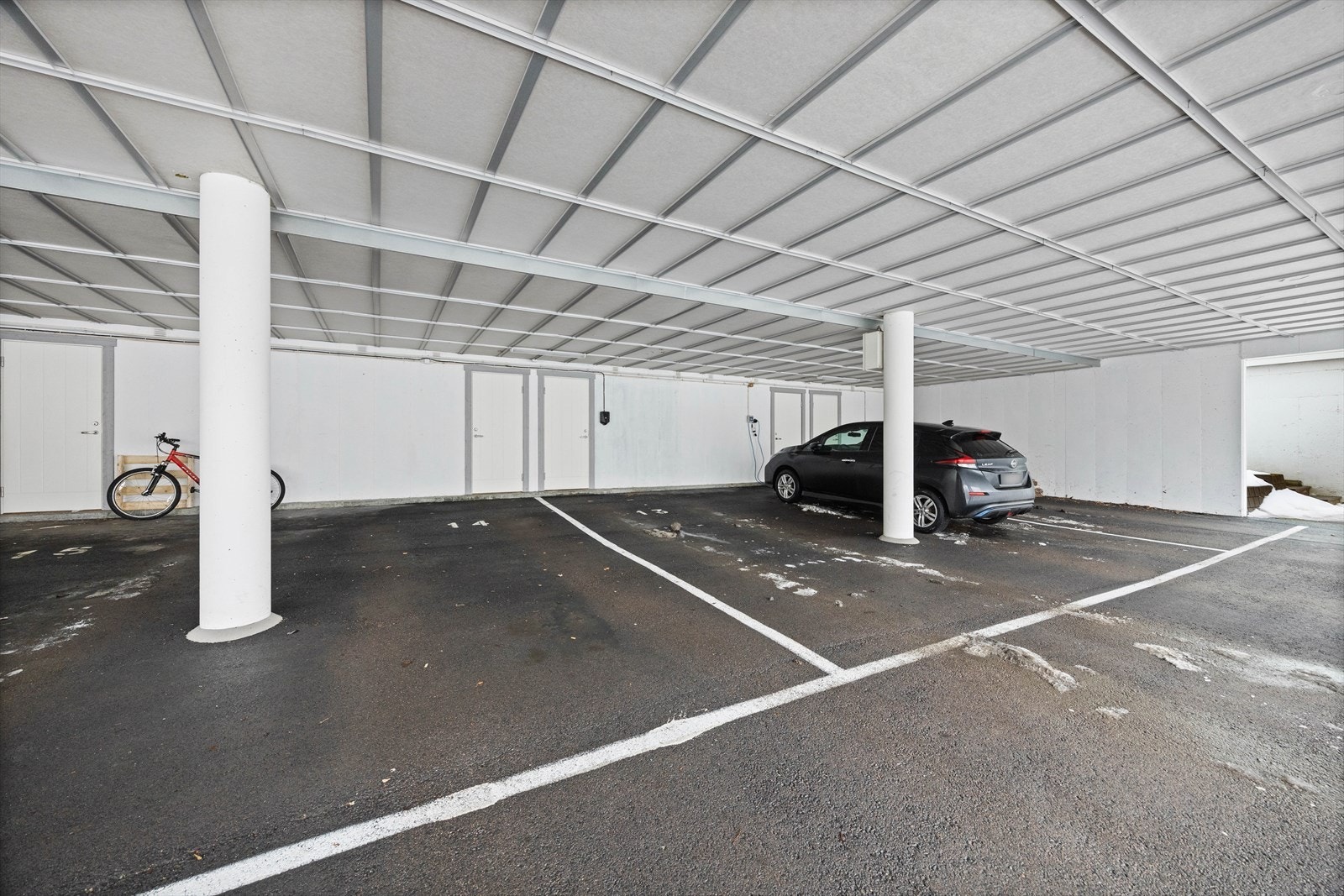 Det medfølger biloppstillingsplass med elbillader (2022) i felles carportanlegg under leiligheten. Galleribilde