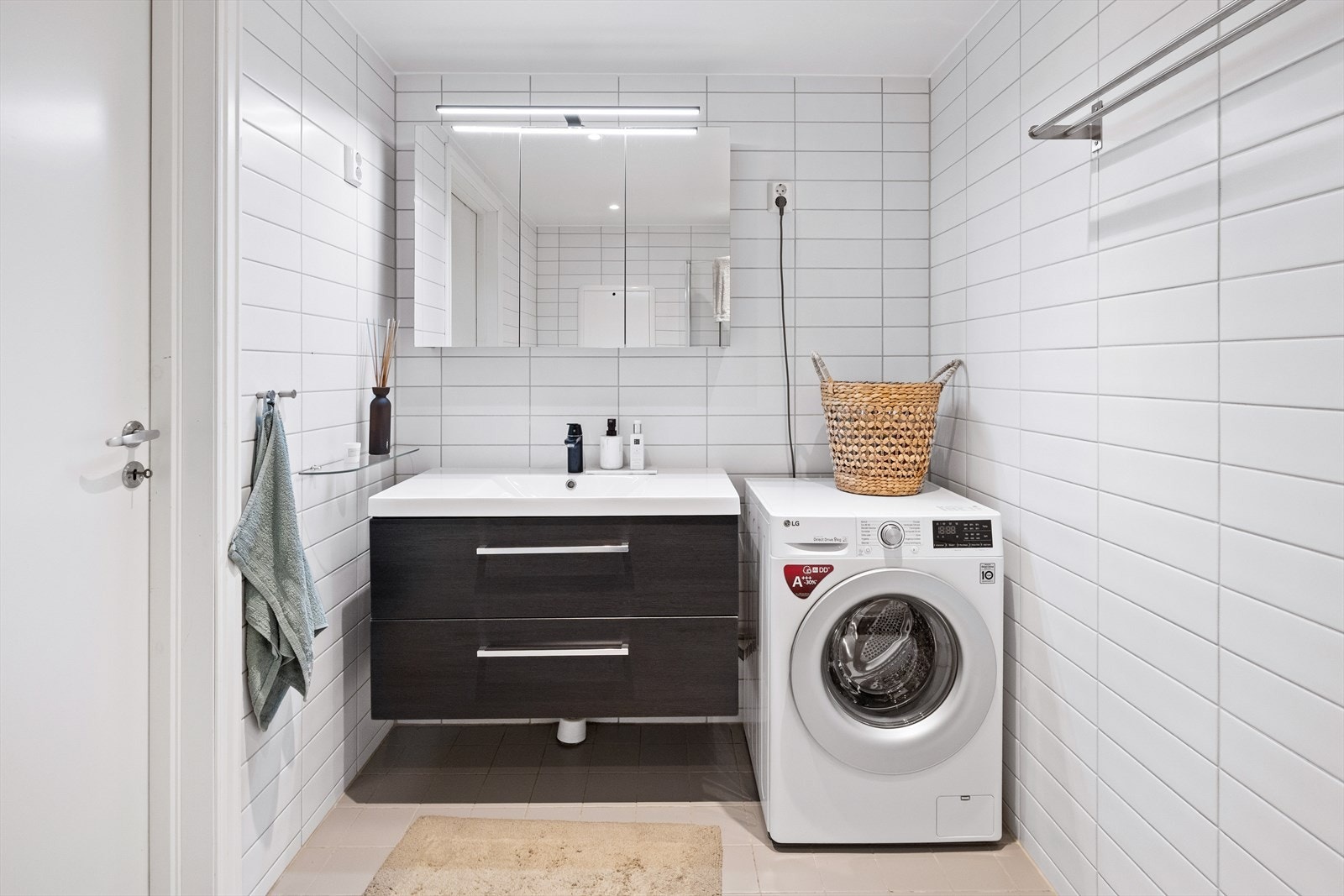 Badet ble oppgradert i 2022 med nytt servantskap og speilskap. Det er opplegg for vaskemaskin og tørketrommel. Galleribilde