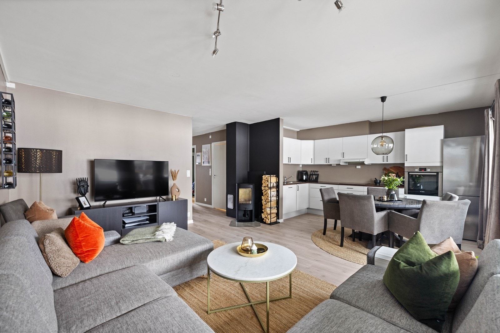 Leiligheten har lys og åpen løsning med sosialt allrom. Galleribilde