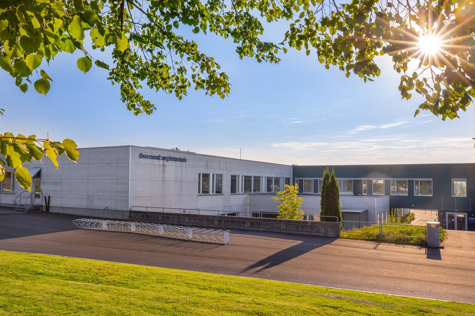Rett ved barneskolen ligger også Østersund Ungdomsskole. Galleribilde