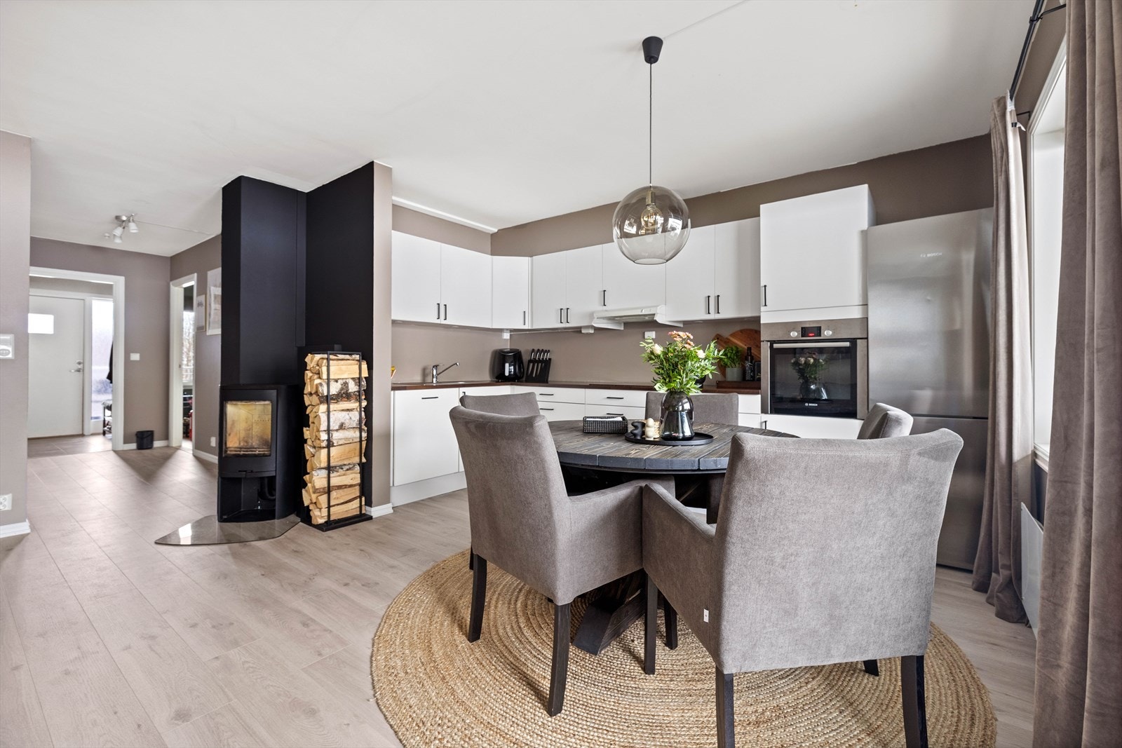 Ved spiseplassen er det peisovn som gir god oppvarming og ekstra hygge. Galleribilde