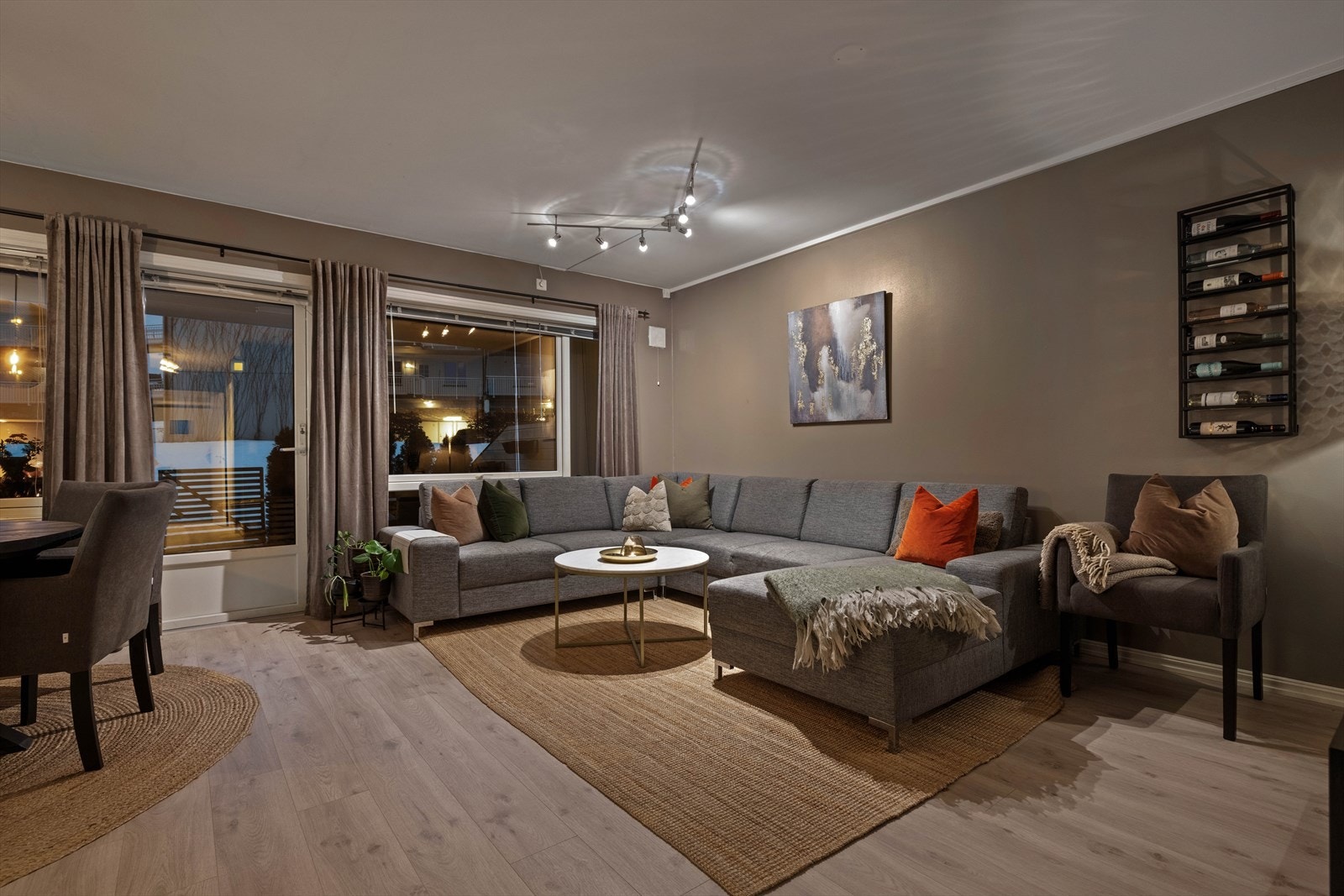 Det er plass til å innrede sofagruppe, tv og spisebord i egne soner. Galleribilde