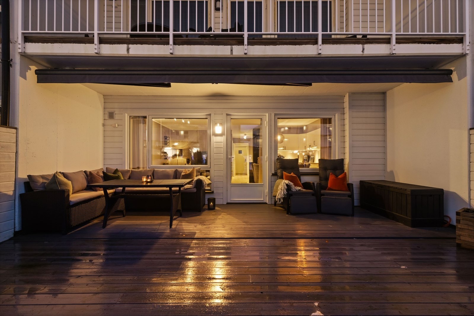 Leiligheten byr bla. på 28 kvm markterrasse vendt mot sydvest, carport med lader og bod. Galleribilde