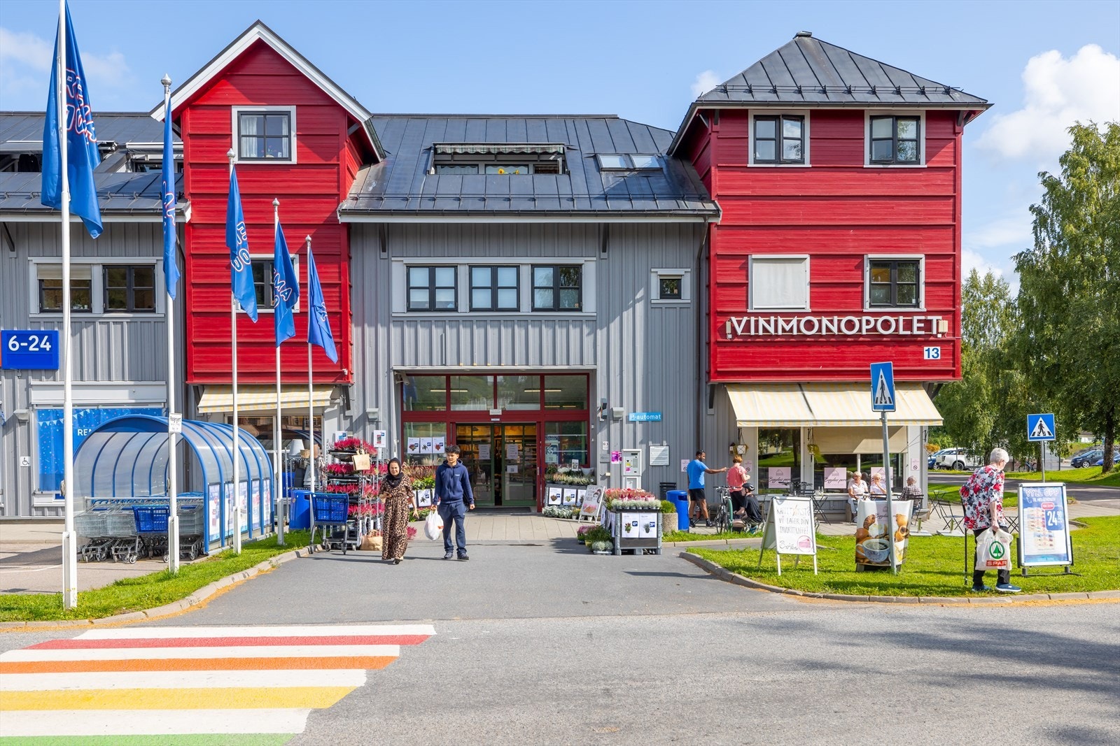 Fetsund sentrum med vinmonopol, dagligvarebutikker, apotek, blomsterforretning m.m. Galleribilde