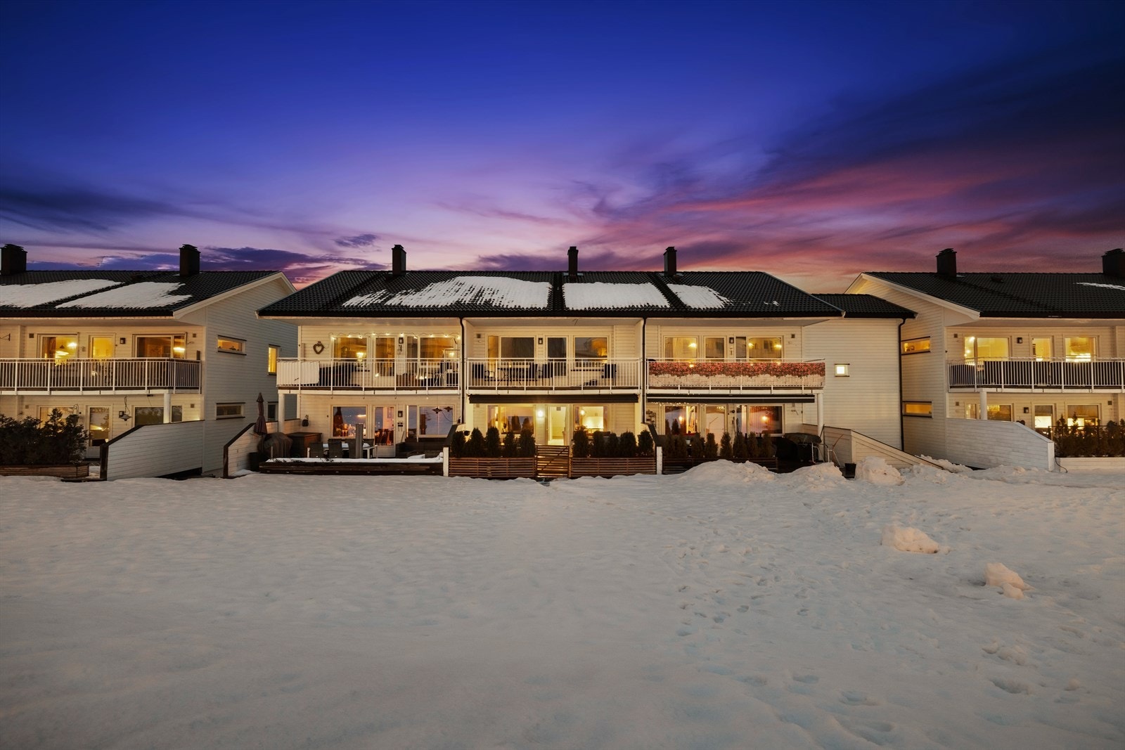 Leiligheten ligger i 1. etasje og har adkomst via heis og felles svalgang. Et veldrevet sameie i rolige omgivelser. Galleribilde